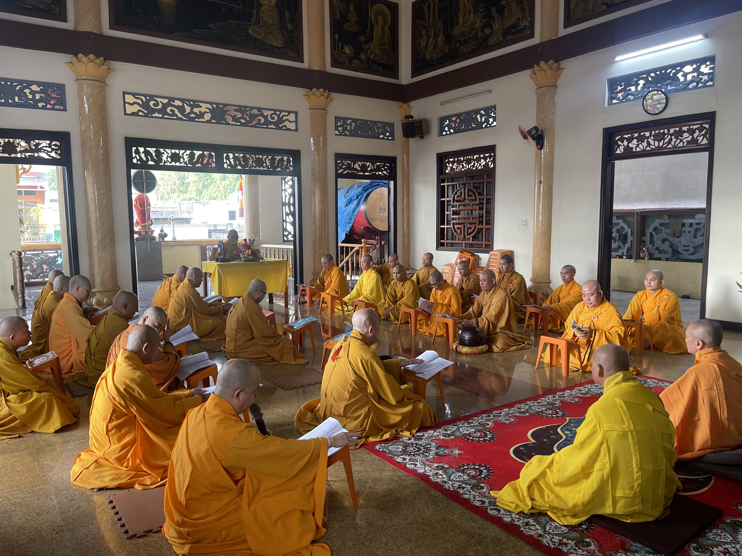 Chư Tăng thành phố Quy Nhơn tụng giới định kỳ.